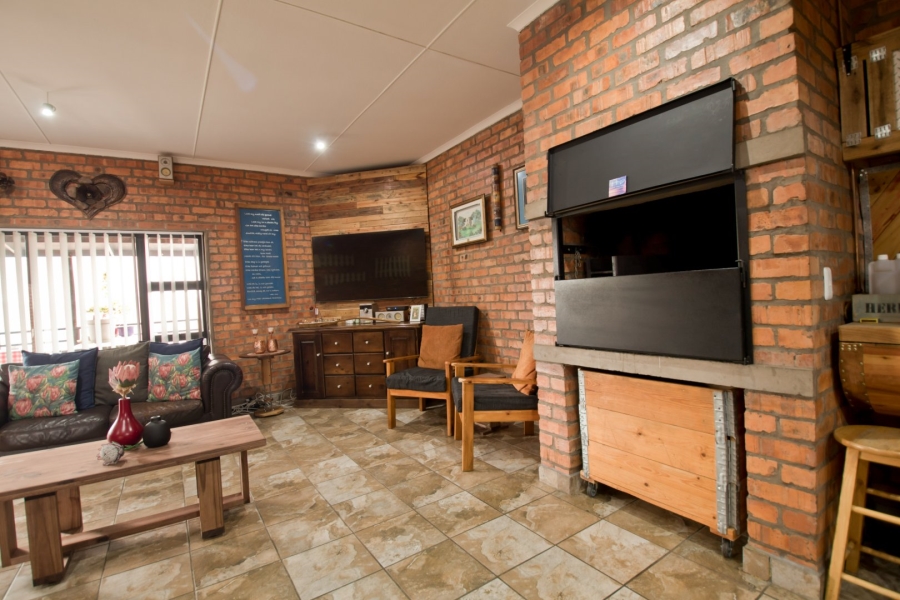 4 Bedroom Property for Sale in Fraaiuitsig Western Cape
